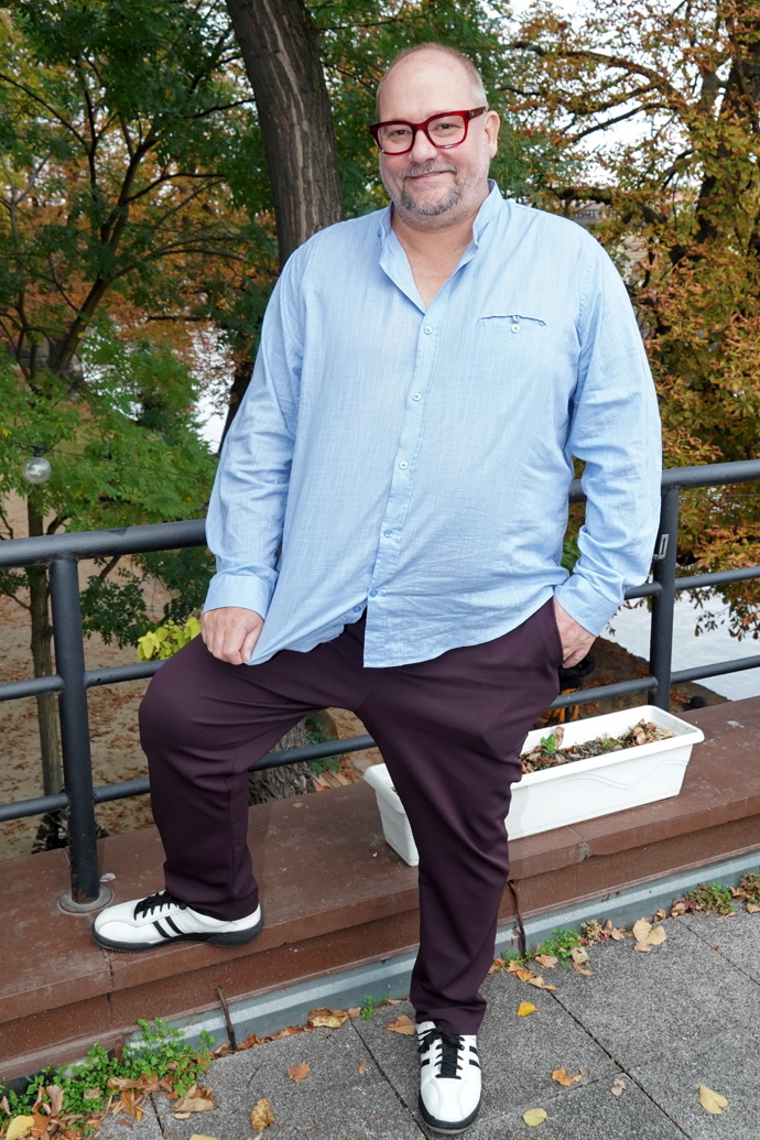 Marek Taclík oblékl světle modrou košili a vínové kalhoty. 