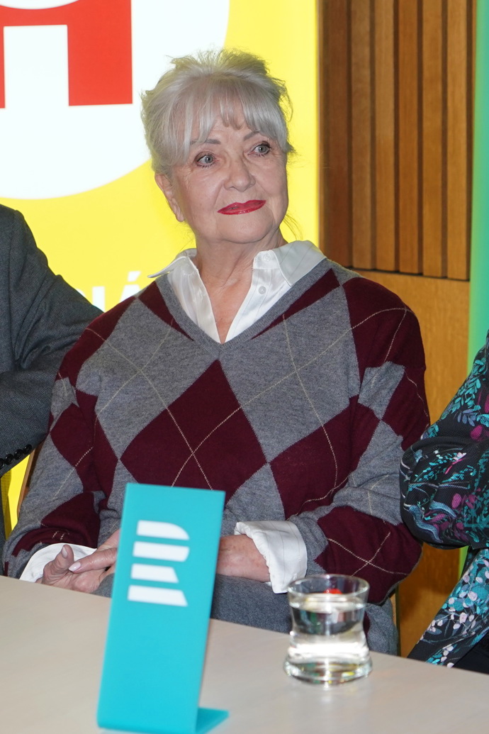 Po osmdesátce se argyle vzoru nebojí ani herečka Carmen Mayerová,. Její úpletový kousek zase ukázal svou elegantnější tvář.