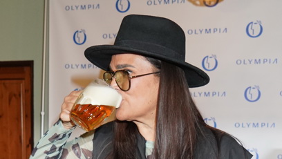 FOTO: Mahulena Bočanová vsadila na klasiku a během slavnostního křtu si s chutí vychutnala pivo.