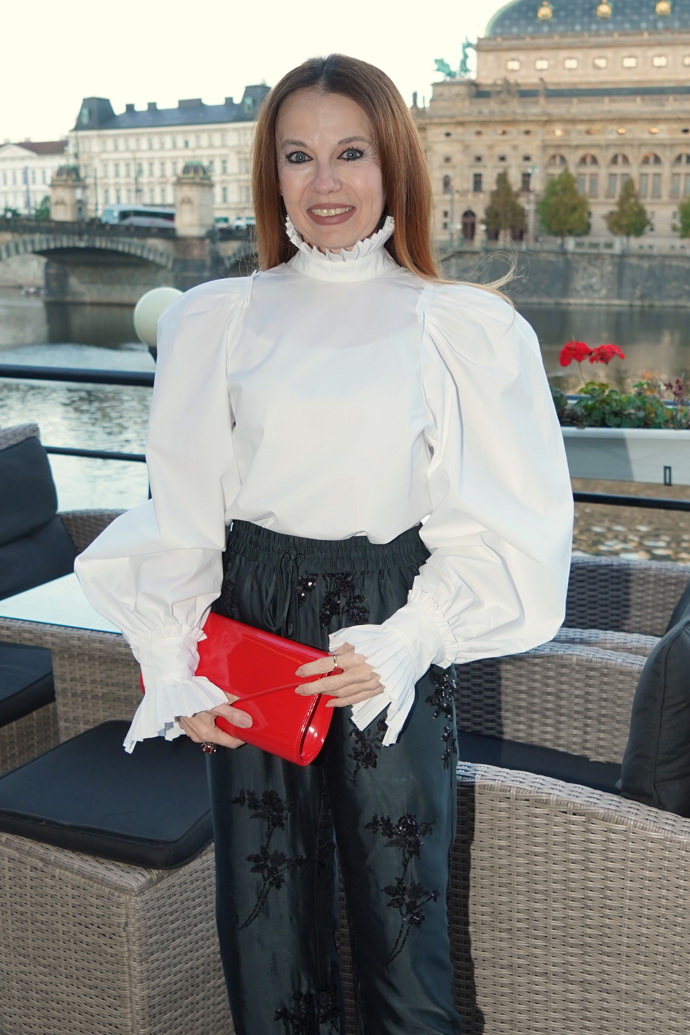 Bára Fišerová svému černobílému outfitu přidala barevný akcent ve formě červeného psaníčka.