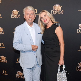 Leona Machálková přišla v doprovodu Jaroslava Svěceného. Oblékla černé šaty a rudé lodičky s uzavřenou špičkou.