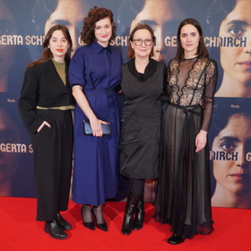 Bára s kolegyněmi z minisérie Gerta Schnirch
