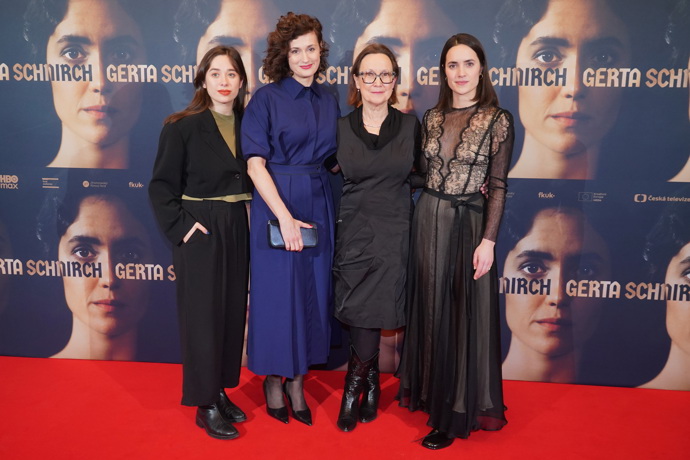 Bára s kolegyněmi z minisérie Gerta Schnirch