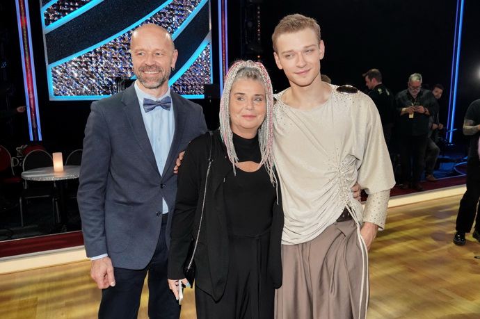 Tomas Sean Pšenička se fotografům pochlubil mladistvou maminkou s barevnými rasta copánky.