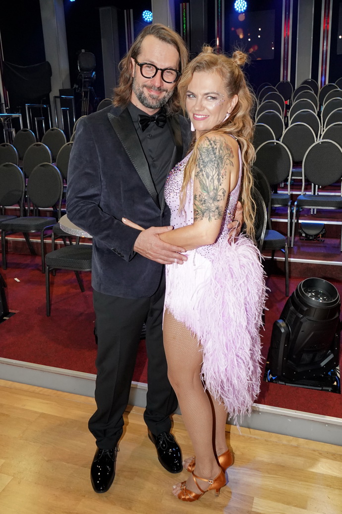 Marta Jandová po přenosu pózovala s manželem Miroslavem Vernerem. Ten si na StarDance vzal černé sametové sako.
