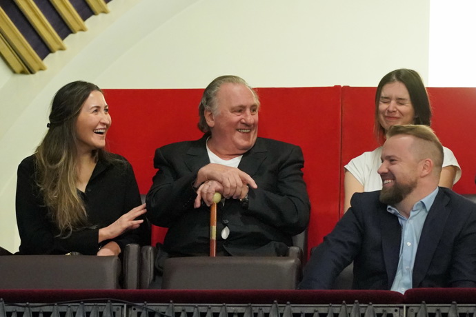 Tým Gérarda Depardieu přitom Ladislav Kříž nejprve z časových důvodů odmítnul. 