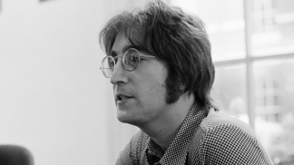 John Lennon se celosvětově proslavil jako zakladatel jedné z nejúspěšnějších hudebních skupin The Beatles. Kromě toho se také prosazoval jako mírový aktivista a některé jeho písně začaly být vnímány jako hymny protiválečných hnutí. Lennon se stal v roce 1980 obětí atentátu, kdy na něj pětkrát vystřelil Mark David Chapman. Bylo mu pouhých 40 let.
John Lennon se celosvětově proslavil jako zakladatel jedné z nejúspěšnějších hudebních skupin The Beatles. Kromě toho se také prosazoval jako mírový aktivista a některé jeho písně začaly být vnímány jako hymny protiválečných hnutí. Lennon se stal v roce 1980 obětí atentátu, kdy na něj pětkrát vystřelil Mark David Chapman. Bylo mu pouhých 40 let.