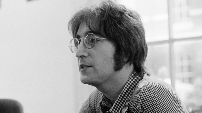 John Lennon se celosvětově proslavil jako zakladatel jedné z nejúspěšnějších hudebních skupin The Beatles. Kromě toho se také prosazoval jako mírový aktivista a některé jeho písně začaly být vnímány jako hymny protiválečných hnutí. Lennon se stal v roce 1980 obětí atentátu, kdy na něj pětkrát vystřelil Mark David Chapman. Bylo mu pouhých 40 let.
John Lennon se celosvětově proslavil jako zakladatel jedné z nejúspěšnějších hudebních skupin The Beatles. Kromě toho se také prosazoval jako mírový aktivista a některé jeho písně začaly být vnímány jako hymny protiválečných hnutí. Lennon se stal v roce 1980 obětí atentátu, kdy na něj pětkrát vystřelil Mark David Chapman. Bylo mu pouhých 40 let.