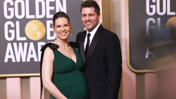 Místo menopauzy těhotenství. Hillary Swank čeká dítě v 52 letech. Znásilňuje své tělo, říká gynekoložka Helena Máslová 