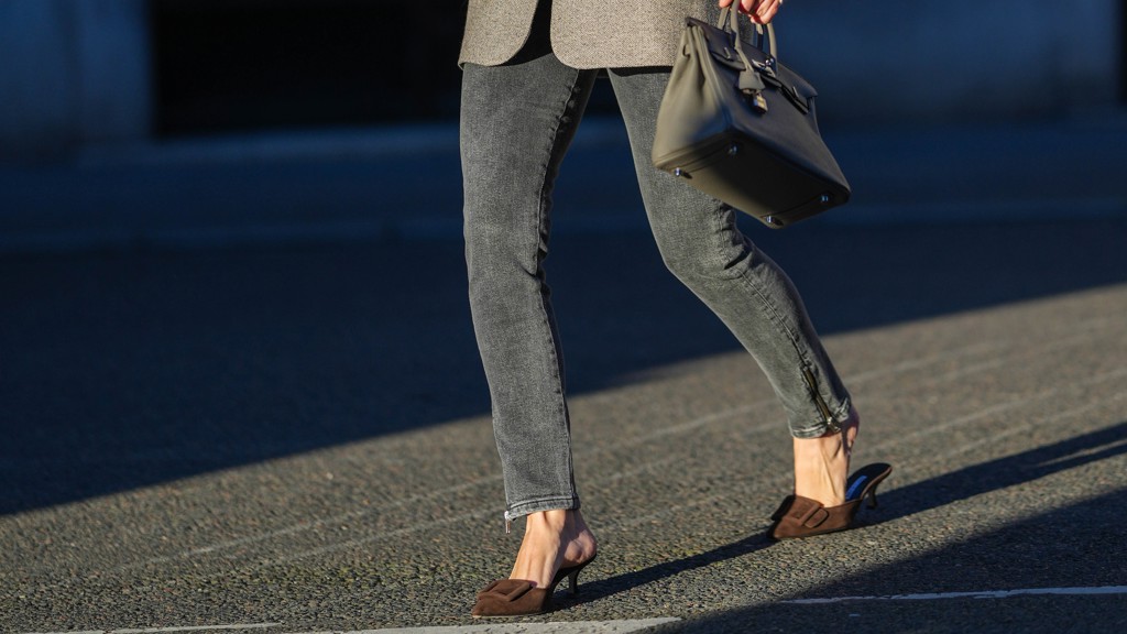 Skinny džíny letos přicházejí v nové podobě. Jsou elegantnější a lichotí i plnější postavě. 
