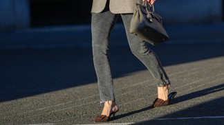 Skinny džíny letos přicházejí v nové podobě. Jsou elegantnější a lichotí i plnější postavě. 
