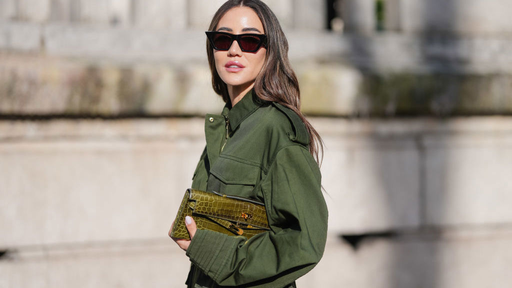 Khaki bunda, která se stala hitem podzimu 2026. Může za to Victoria Beckham