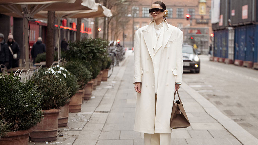 Krémová od hlavy k patě. Podzimní trend sází na světlé tóny a není se čeho bát. Monochromatický look rozbijí správné doplňky a proporce