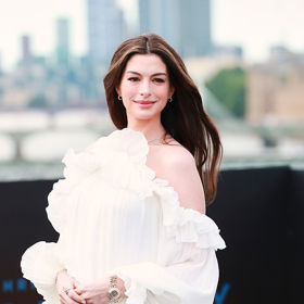 Anne Hathaway jako ikona těhotenské módy: Zapomeňte na natahovací legíny a inspirujte se jejími nejlepšími outfity