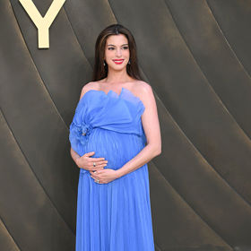 Anne Hathaway jako ikona těhotenské módy: Zapomeňte na natahovací legíny a inspirujte se jejími nejlepšími outfity