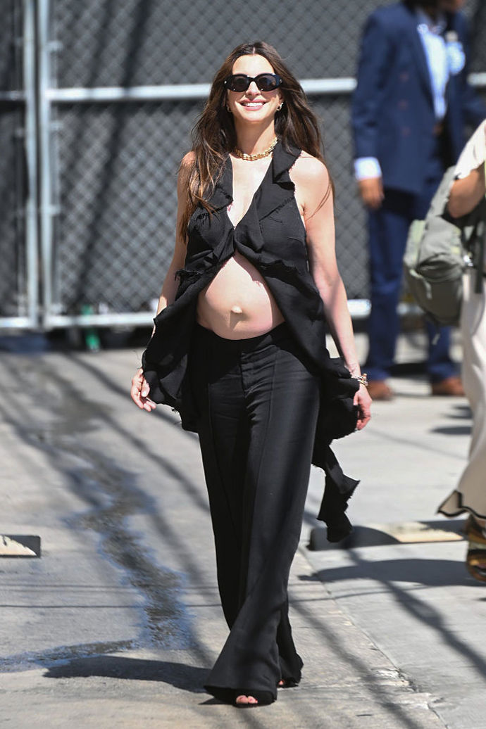 Anne Hathaway jako ikona těhotenské módy: Zapomeňte na natahovací legíny a inspirujte se jejími nejlepšími outfity Anne Hathaway jako ikona těhotenské módy: Zapomeňte na natahovací legíny a inspirujte se jejími nejlepšími outfity