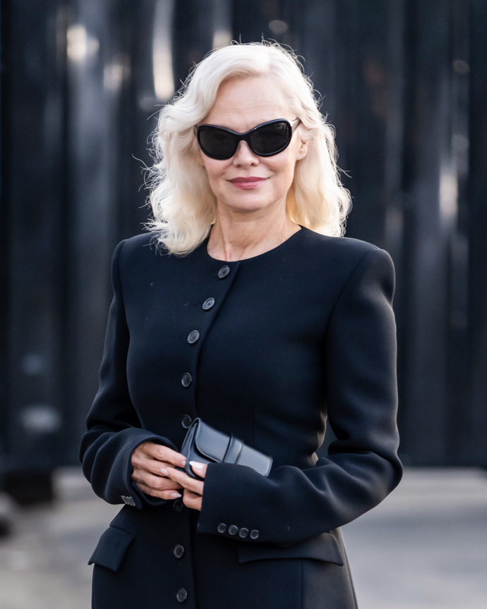Pamela Anderson umí stárnout s grácií. Oblíbila si středně dlouhý účes v platinové blond, který lze česat na všechny způsoby. 
