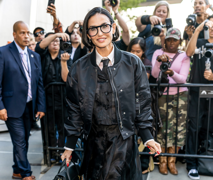 Demi Moore jsme všichni znali s dlouhými černými vlasy. Letos však přišla zásadní změna, kdy vlasy zkrátila na sexy mikádo. 