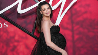 Anne Hathaway jako ikona těhotenské módy: Zapomeňte na natahovací legíny a inspirujte se jejími nejlepšími outfity