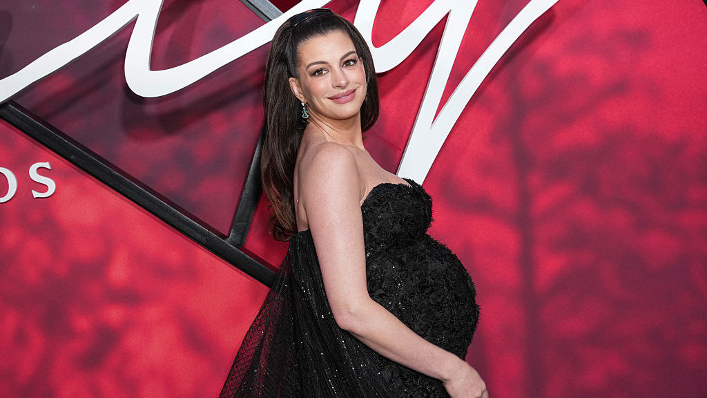 Anne Hathaway jako ikona těhotenské módy: Zapomeňte na natahovací legíny a inspirujte se jejími nejlepšími outfity