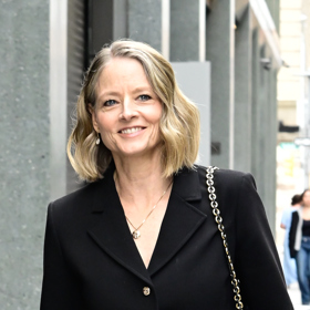 Herečka Jodie Foster se nebojí stárnout. Ženám ukazuje, že šediny se dají nosit s grácií a mohou pomoci opticky dodat řídnoucím vlasům objem. 
