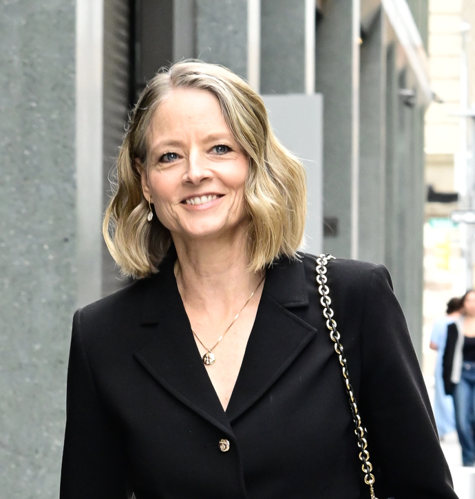 Herečka Jodie Foster se nebojí stárnout. Ženám ukazuje, že šediny se dají nosit s grácií a mohou pomoci opticky dodat řídnoucím vlasům objem. 