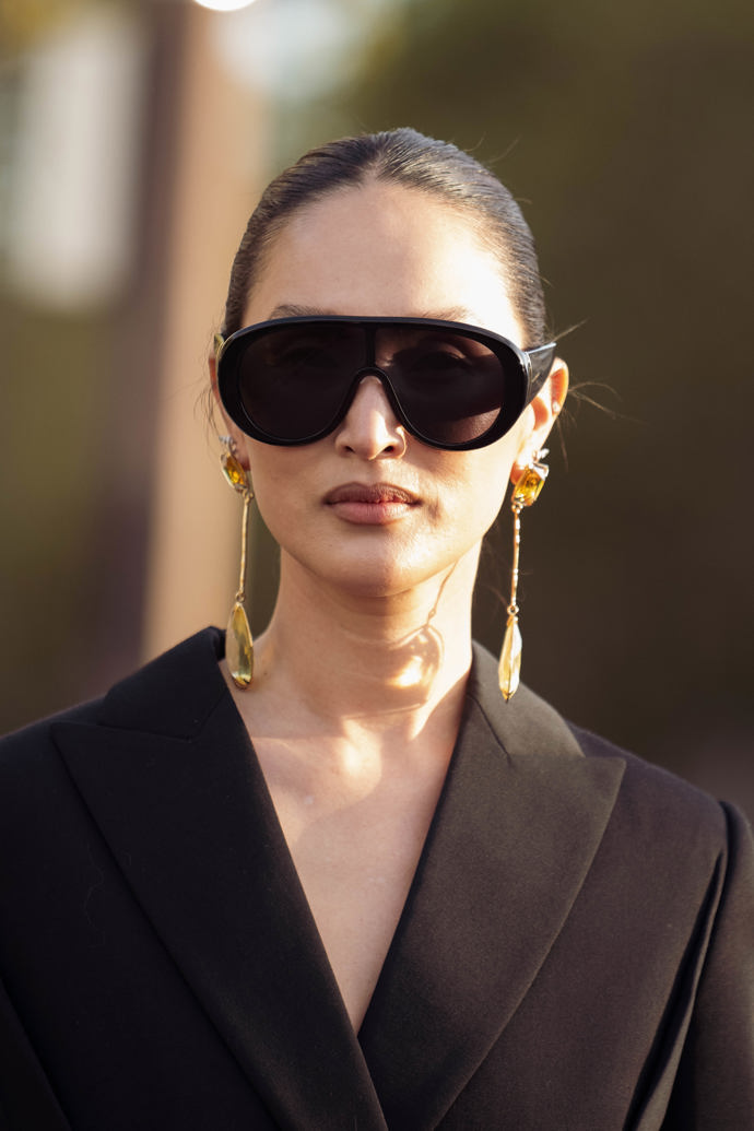 Hnědé tóny líčení krásně korespondují se zlatými šperky. Zralé pleti dodají jemnost a eleganci. 