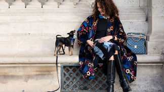 Kimono může skvěle fungovat i na podzim. Pět kroků, jak ho vrstvit, aby vám nebyla zima a outfit měl styl