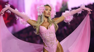 Nejvýraznější trendy ve spodním prádle, které okoukejte z přehlídky Victoria’s Secret: Něžné květy, Barbie růžová i disco Nejvýraznější trendy ve spodním prádle, které okoukejte z přehlídky Victoria’s Secret: Něžné květy, Barbie růžová i disco