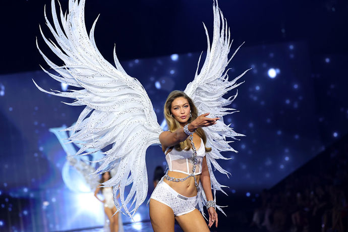 Nejvýraznější trendy ve spodním prádle, které okoukejte z přehlídky Victoria’s Secret: Něžné květy, Barbie růžová i disco