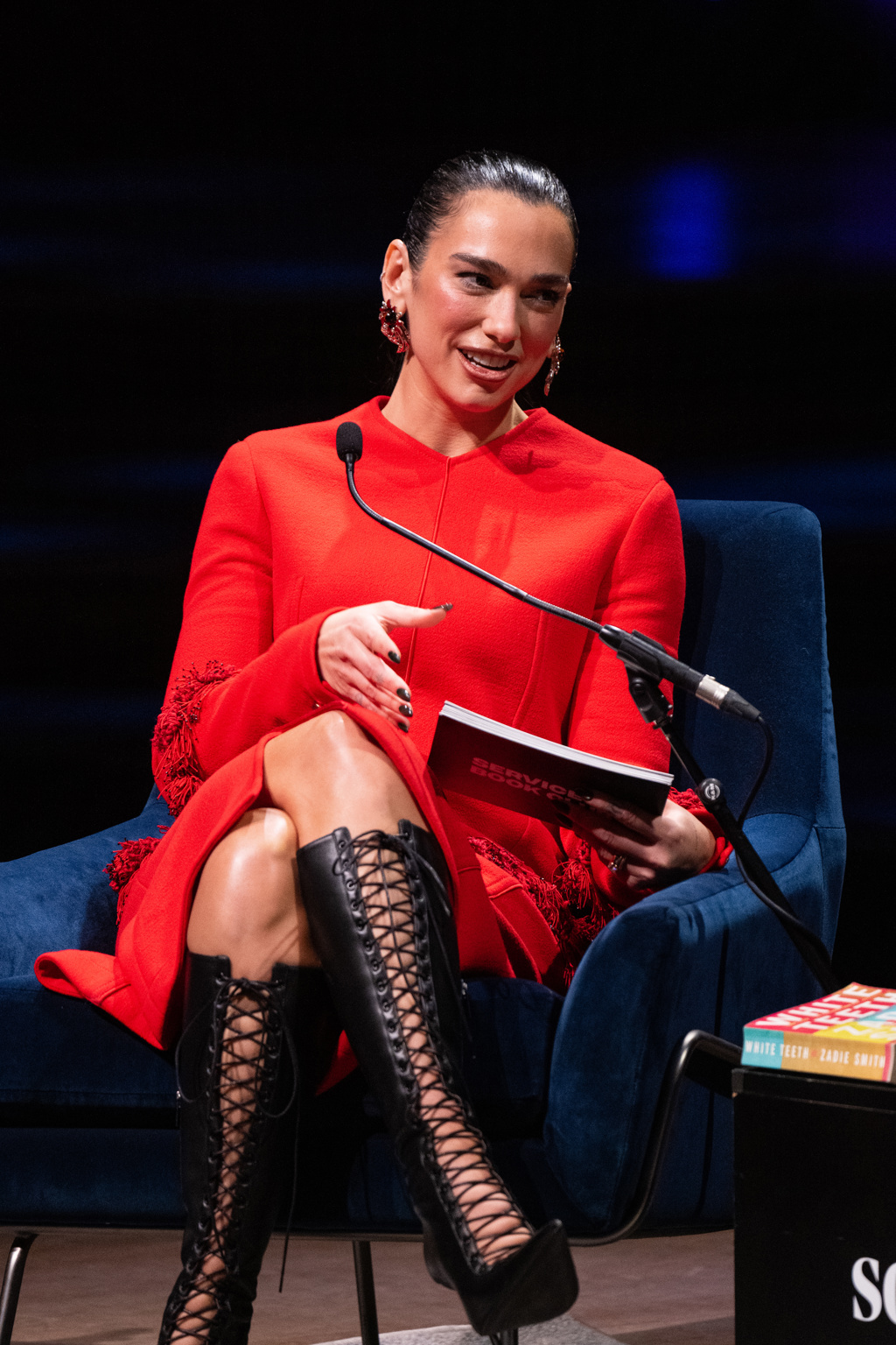 Robustním kozačkám odzvonilo. Dua Lipa velí nosit slim knee-high Robustním botám odzvonilo. Dua Lipa velí nosit slim knee-high kozačky