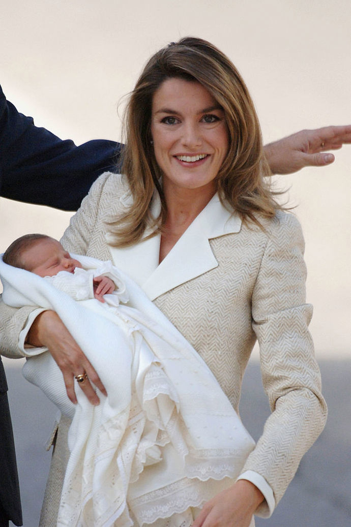 Princezna Letizia s novorozenou dcerou Princezna Letizia s novorozenou dcerou