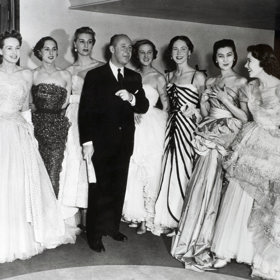 Christian Dior patří k nejvýraznějším módním návrhářům na celém světě, jejichž odkaz žije dodnes. Letos uplynulo 69 let od jeho úmrtí. 