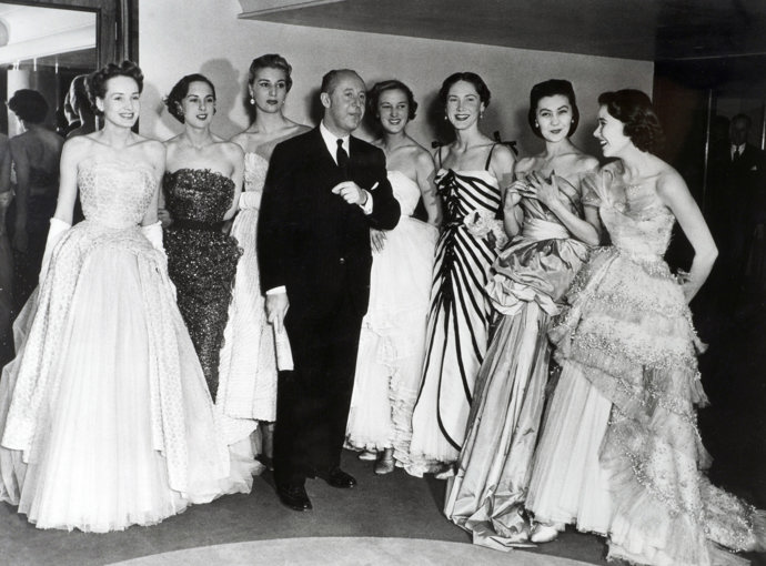 Christian Dior patří k nejvýraznějším módním návrhářům na celém světě, jejichž odkaz žije dodnes. Letos uplynulo 69 let od jeho úmrtí. 