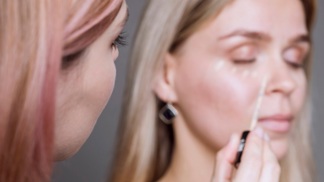 Není třeba používat hutné a těžké make-upy, které zvýrazňují vrásky. Místo toho raději zkombinujte lehký hydratační make-up s kvalitním korektorem. 
