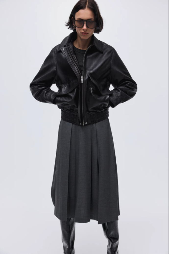 Skládaná sukně H&M, 1 099 Kč Skládaná sukně H&M, 1 099 Kč