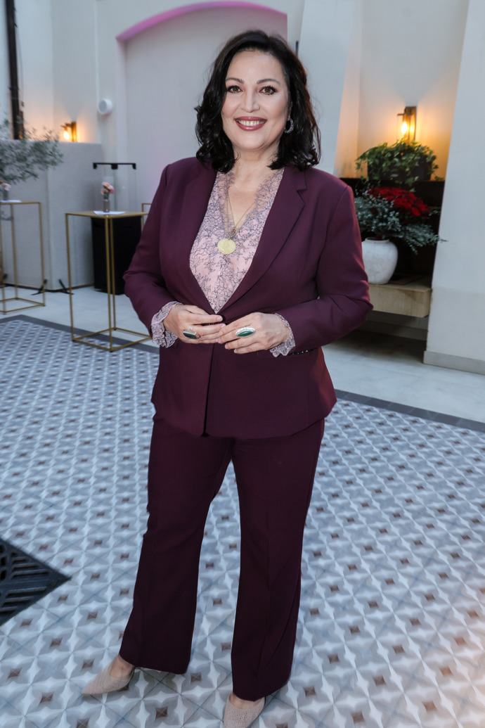 Ivana Christová vynesla vínový kalhotový kostýmek a přidala starorůžovou volánovou halenku. 