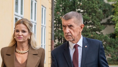 FOTO: Andrej Babiš dorazil k volbám s Monikou.