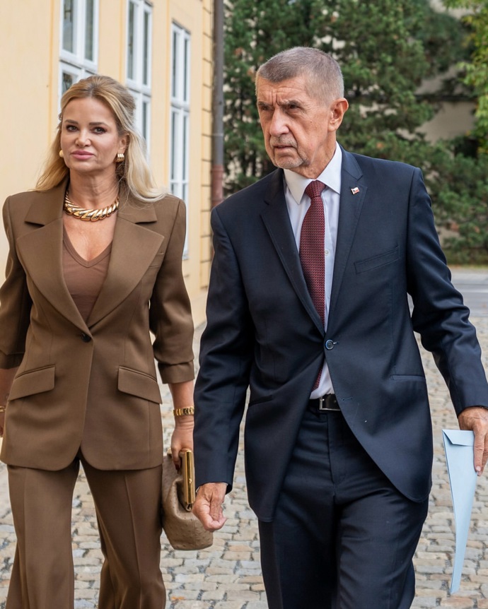 Andrej Babiš dorazil k volbám s Monikou.