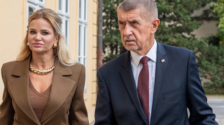 Andrej Babiš dorazil k volbám s Monikou.