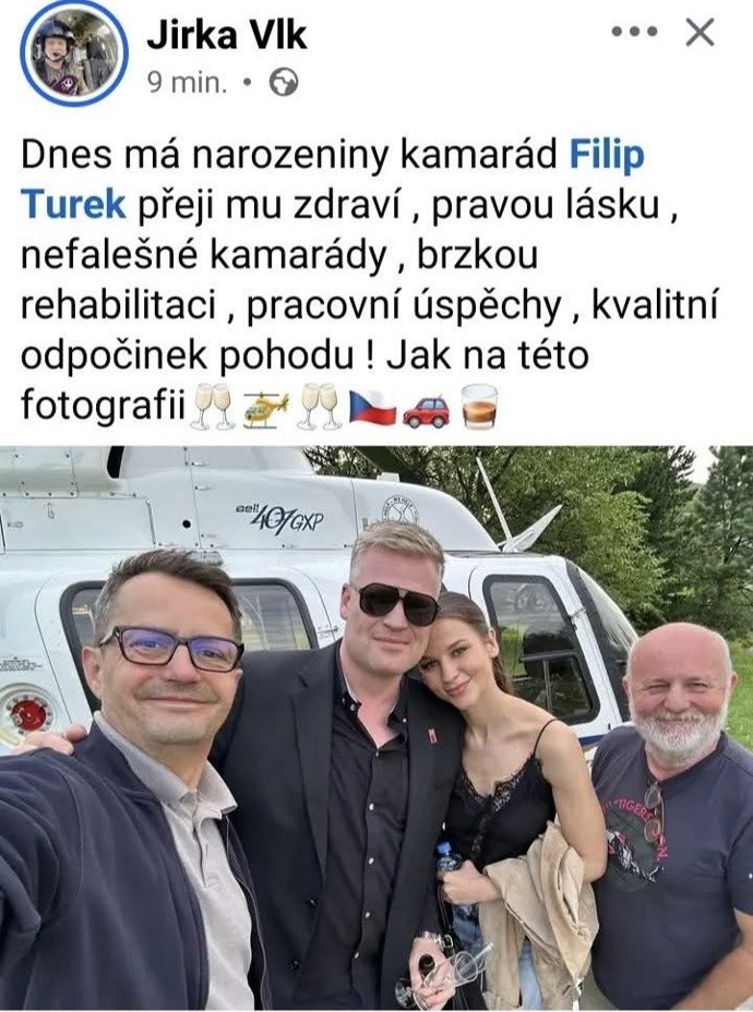 Na fotografii stojí vedle Filipa Turka také neznámá mladá brunetka.