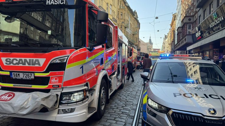 V centru Prahy ve Vodičkově ulici vybuchla venkovní plynová kamna umístěna na terase a následně začala hořet.
