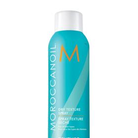 Texturizační sprej Moroccanoil, 615 Kč (205 ml), prodává Svět kadeřnictví