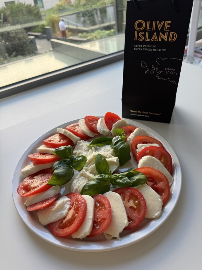 Redakce Lifee vyzkoušela její olivový olej se známým salátem caprese. 