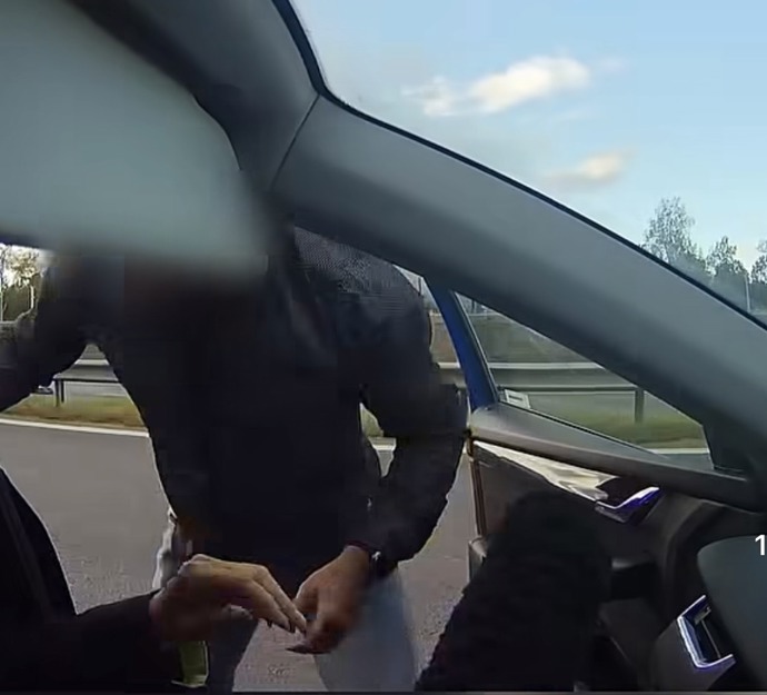 Děsivý incident prožila mladá maminka na dálnici D6.