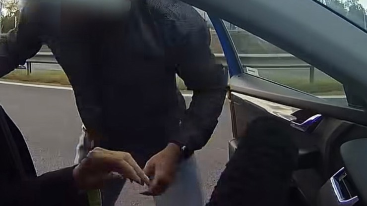 Agresivní řidič napadl ženu na dálnici D6.