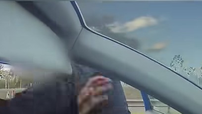 FOTO: Agresivní řidič napadl mladou ženu na dálnici D6. Celý incident natáčela její osmiletá dcera.