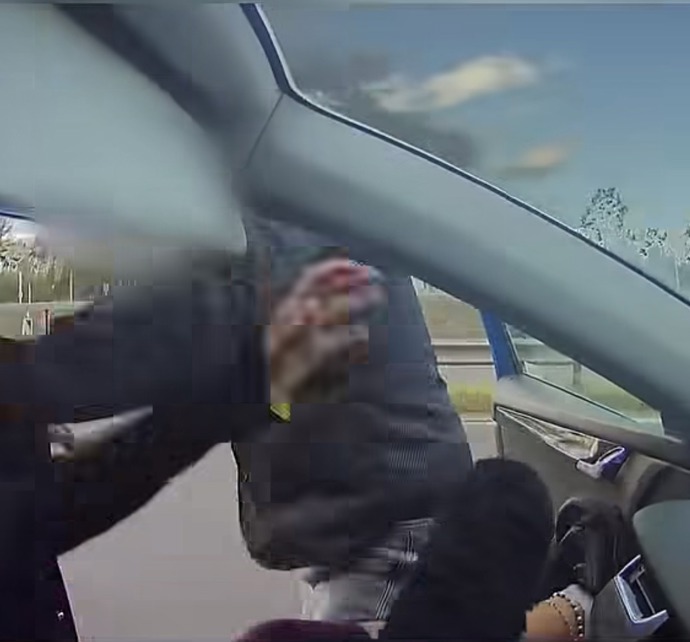 Agresivní řidič napadl mladou ženu na dálnici D6. Celý incident natáčela její osmiletá dcera.