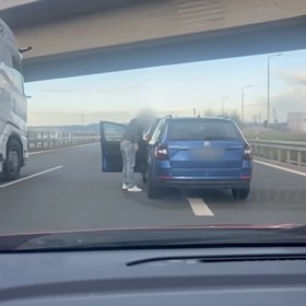 Agresivní řidič napadl mladou ženu jen proto, že dodržovala dopravní omezení.