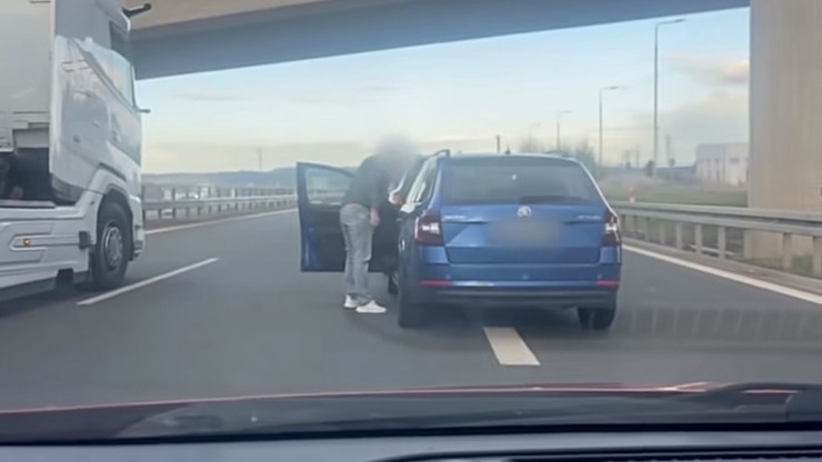 Agresivní řidič napadl mladou ženu jen proto, že dodržovala dopravní omezení.